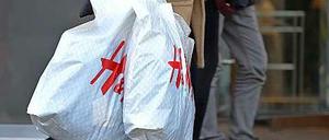 Große Modeketten wie H&M lassen in Bangladesch oder Kambodscha produzieren. Eine Verkäuferin hat sich die Verhältnisse bei den Zulieferern angsehen