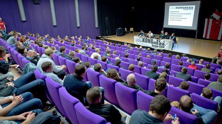 Es geht auch sachlich. Fanvertreter und Polizei im ehemaligen Kino Kosmos.