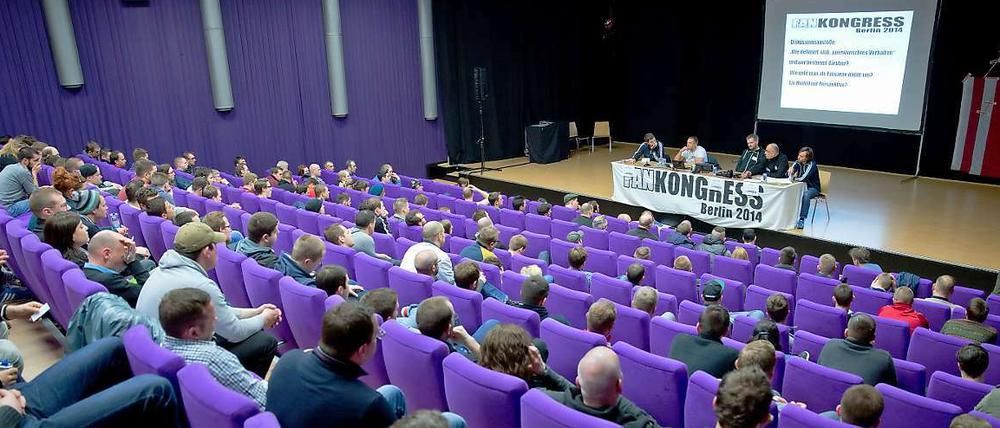 Es geht auch sachlich. Fanvertreter und Polizei im ehemaligen Kino Kosmos.