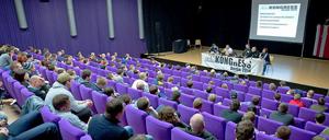 Es geht auch sachlich. Fanvertreter und Polizei im ehemaligen Kino Kosmos.