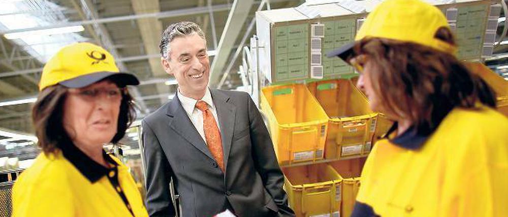Besuch von oben. Der Vorstandsvorsitzende der Deutschen Post, Frank Appel, schaut im Briefverteilzentrum vorbei. 