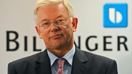 Roland Koch vor dem Firmenschild von Bilfinger