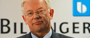 Roland Koch vor dem Firmenschild von Bilfinger