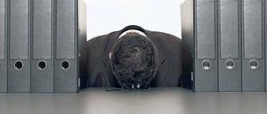 Akten ohne Ende. In den Berliner Verwaltungen ist der Krankenstand besonders hoch. Die Opposition führt das auch darauf zurück, dass massiv Stellen abgebaut wurden.