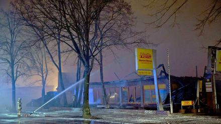 Fast nichts mehr übrig: In der Köpenicker Straße zeugen nur noch die Fassaden von der Netto-Filiale. 