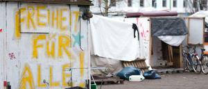Am 17. Juni 2013 gab es eine Messerstecherei am Flüchtlingscamp auf dem Oranienplatz, die jetzt vor Gericht verhandelt wird.