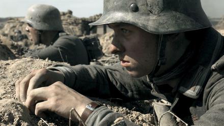 "Fünf Stunden Selbstmitleid", lautet eine der US-Kritiken an "Unsere Mütter, unsere Väter". Tom Schilling (r.) spielt in dem Film den Soldaten Friedhelm. 