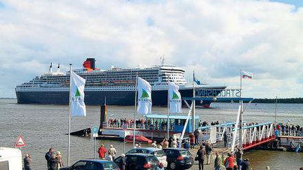 Zum Greifen nah. Nicht nur Kreuzfahrtriesen wie die „Queen Mary 2“, auch andere große Pötte wecken Fernweh an der Elbe. 