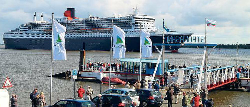 Zum Greifen nah. Nicht nur Kreuzfahrtriesen wie die „Queen Mary 2“, auch andere große Pötte wecken Fernweh an der Elbe. 