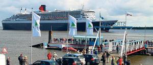 Zum Greifen nah. Nicht nur Kreuzfahrtriesen wie die „Queen Mary 2“, auch andere große Pötte wecken Fernweh an der Elbe. 