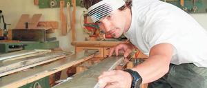 Millimetergenau. Zur Herstellung eines Skis braucht man Fingerspitzengefühl. Sebastian Strobl hat es.
