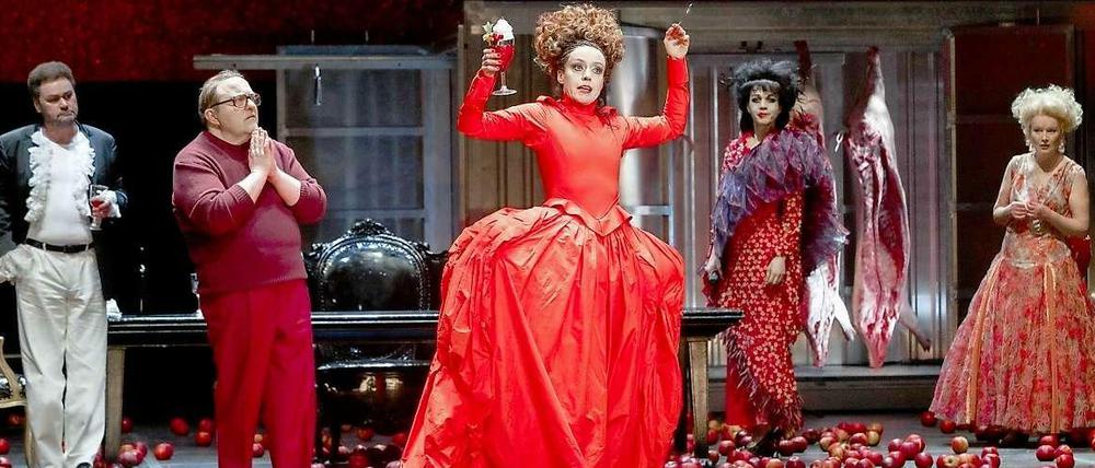 Die Rasende. Maria Schrader (im roten Kleid) als Klytaimnestra.