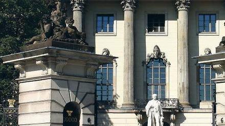 Studierende stehen vor dem Hauptgebäude der Humboldt-Universität.