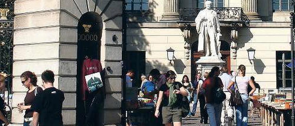 Studierende stehen vor dem Hauptgebäude der Humboldt-Universität.