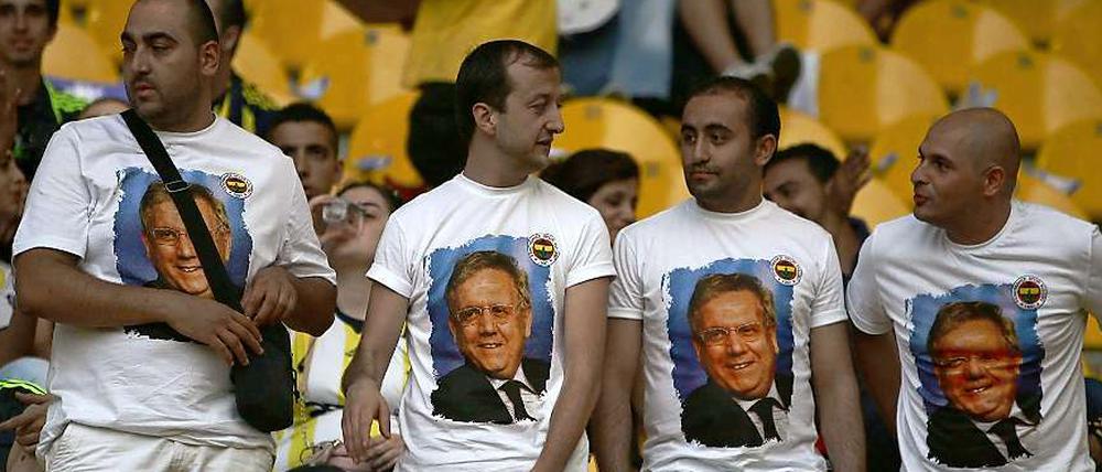 Präsident auf der Brust. Fans von Fenerbahce bekennen sich zu Yildirim.