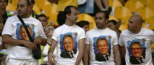 Präsident auf der Brust. Fans von Fenerbahce bekennen sich zu Yildirim.