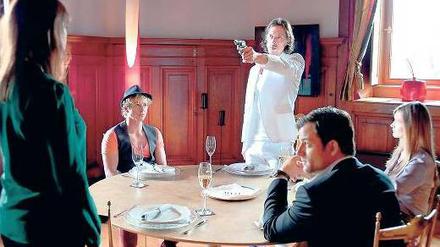 Kühn und kühl. Millionenerbe Benjamin Wolters (Michael Pink, Mitte) zwingt seine Clique zu einer Runde russisches Roulette. Später muss er selbst dran glauben. Foto: SWR/Hollenbach