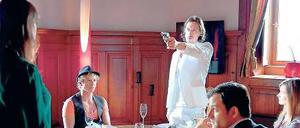 Kühn und kühl. Millionenerbe Benjamin Wolters (Michael Pink, Mitte) zwingt seine Clique zu einer Runde russisches Roulette. Später muss er selbst dran glauben. Foto: SWR/Hollenbach