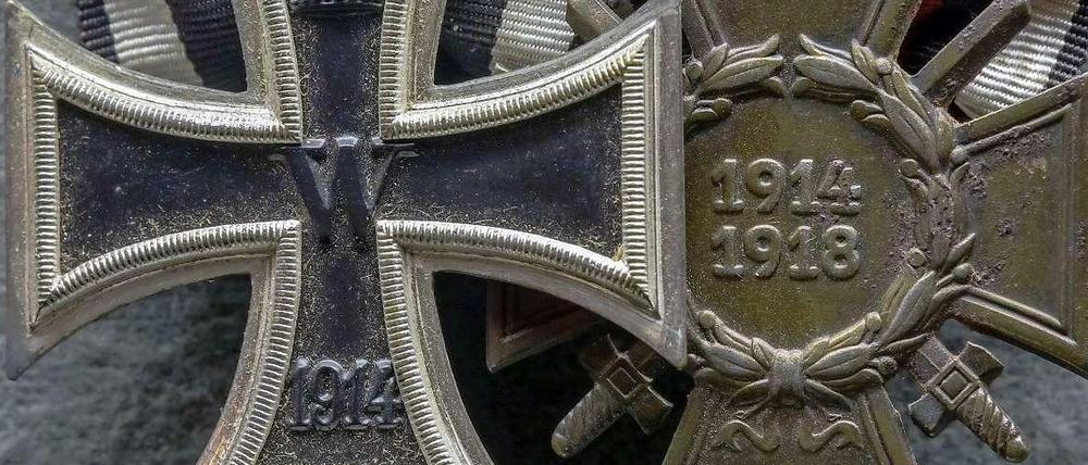 Heute sitzt Deutschland auf der Anklagebank. Orden aus der Zeit des Ersten Weltkriegs im Stadtgeschichtsmuseum Erfurt. 