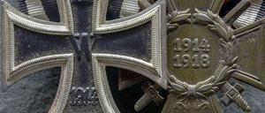 Heute sitzt Deutschland auf der Anklagebank. Orden aus der Zeit des Ersten Weltkriegs im Stadtgeschichtsmuseum Erfurt.