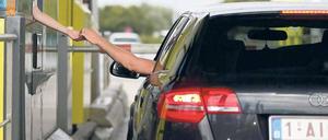 Ein Audi bezahlt an einer Maut-Stelle auf einer französischen Autobahn.