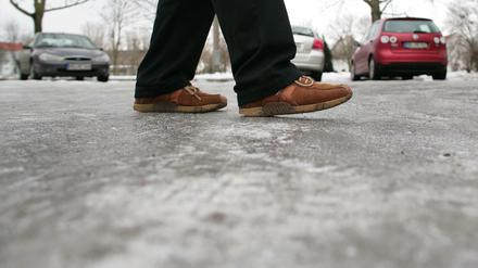 Jedes Jahr das gleiche Spiel: der Winter kommt überraschend. Doch was tun, wenn die Schuhkrallen noch im Geschäft liegen?