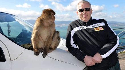 Was guckst Du? Dirk Zingler mit einem Einheimischen in Gibraltar.