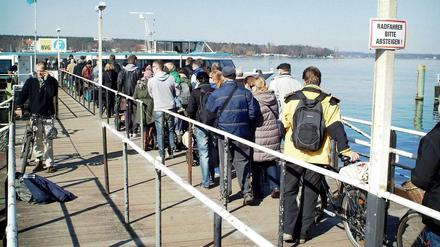 Hoppla, ist das voll! Wir sind hier im März 2014 am BVG-Steg im Hafen von Wannsee. Hier legt die Fähren nach Kladow ab.
