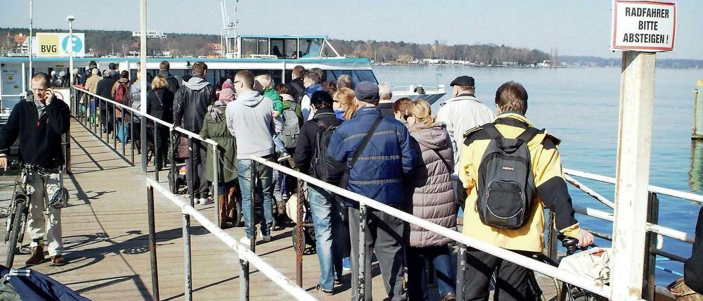 Hoppla, ist das voll! Wir sind hier im März 2014 am BVG-Steg im Hafen von Wannsee. Hier legt die Fähren nach Kladow ab.