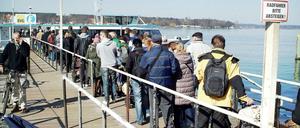 Hoppla, ist das voll! Wir sind hier im März 2014 am BVG-Steg im Hafen von Wannsee. Hier legt die Fähren nach Kladow ab.