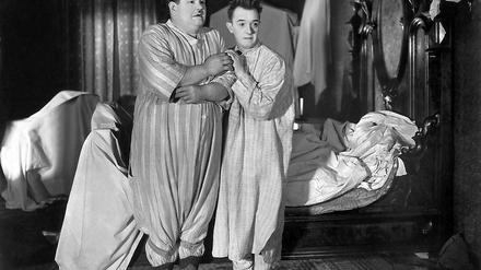 Lach mal wieder. Mit Stan und Ollie fällt das nicht schwer. Zumal sie für ihre Nacht im Mordhaus so ungemein kleidsam kostümiert sind. 