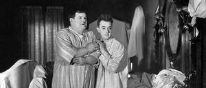 Lach mal wieder. Mit Stan und Ollie fällt das nicht schwer. Zumal sie für ihre Nacht im Mordhaus so ungemein kleidsam kostümiert sind. 
