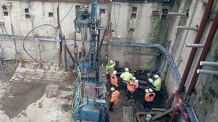 Techniker und Ingenieure am Montag auf der Baustelle des ehemaligen Stadtarchivs.