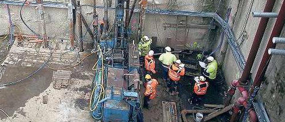 Techniker und Ingenieure am Montag auf der Baustelle des ehemaligen Stadtarchivs.