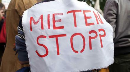 Immer wieder demonstrieren Menschen in Berlin gegen ihrer Ansicht nach zu hohe Mieten - wie hier im September 2013.
