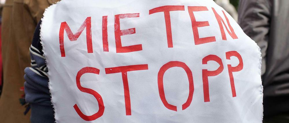 Immer wieder demonstrieren Menschen in Berlin gegen ihrer Ansicht nach zu hohe Mieten - wie hier im September 2013.