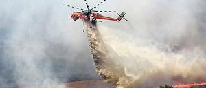 Ein Hubschrauber löscht einen Brand im Bundesstaat Victoria. 