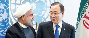 Bereit für Gespräche: UN-Chef Ban (r.) möchte den Iran dabeihaben, wenn in der Schweiz über ein Ende der Kämpfe in Syrien verhandelt wird. Die Teheraner Führung um Staatschef Ruhani hat erklärt, das Angebot annehmen zu wollen. Am Montagabend sah sich Ban dann allerdings gezwungen, den Iran wieder auszuladen. 