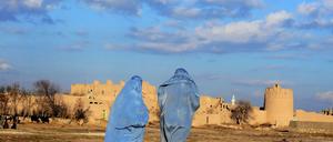 Auf dem Weg. Hier sind zwei Frauen mit Burka in Afghanistan unterwegs. Terre des Femmes setzt sich weltweit für die Gleichberechtigung von Frauen ein - und bekommt Unterstützung vom Erotikstore "Fun Factory" aus Berlin.