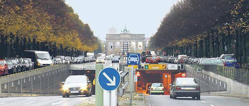 2010 ging’s um eine unterirdische Idee. Der ADAC schlug vor, das Brandenburger Tor im Tunnel zu unterqueren.