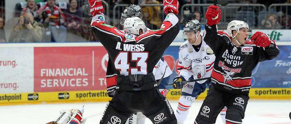 Am Boden. Die Kölner um Alexander Weiss jubeln, Berlins Torwart Elwing hat weniger Spaß.