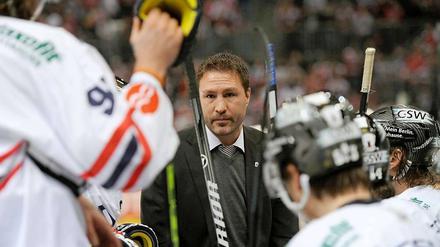Trainer Jeff Tomlinson wollte vor der Saison die Strategie ändern bei den Eisbären. Allerdings ohne Erfolg.