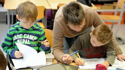 Große Hilfe. Kinder freuen sich über die Aufmerksamkeit von Eltern, Lehrer - und von engagierten freiwilligen Betreuern.