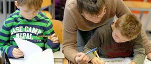 Große Hilfe. Kinder freuen sich über die Aufmerksamkeit von Eltern, Lehrer - und von engagierten freiwilligen Betreuern.