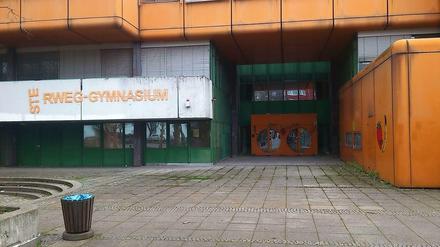 Wer hat das Die? Das Gebäude des alten Diesterweg-Gymnasiums an der Putbusser Straße verfällt seit Sommer 2011.