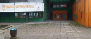 Wer hat das Die? Das Gebäude des alten Diesterweg-Gymnasiums an der Putbusser Straße verfällt seit Sommer 2011.