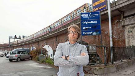 Unterm Stadtbahnbogen. Das Autohaus Heuer hatte viele Jahre seinen Sitz an der Holzmarkstraße. Jetzt soll das Gelände neu bebaut werden. Firmenchef Thorsten Schulz plante bereits mit einem Umzug auf ein Ersatzgelände. Doch daraus wird nichts.