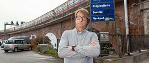Unterm Stadtbahnbogen. Das Autohaus Heuer hatte viele Jahre seinen Sitz an der Holzmarkstraße. Jetzt soll das Gelände neu bebaut werden. Firmenchef Thorsten Schulz plante bereits mit einem Umzug auf ein Ersatzgelände. Doch daraus wird nichts.