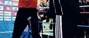 Schattenboxen vor dem großen Kampf. Marco Huck und Trainer Uli Wegner beim Schlagabtausch für die Kameras. Foto: dpa