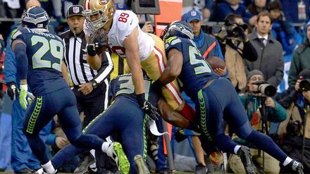 Abgehoben. San Franciscos Spieler Vance McDonald (Mitte) ist nur in dieser Szene obenauf. 